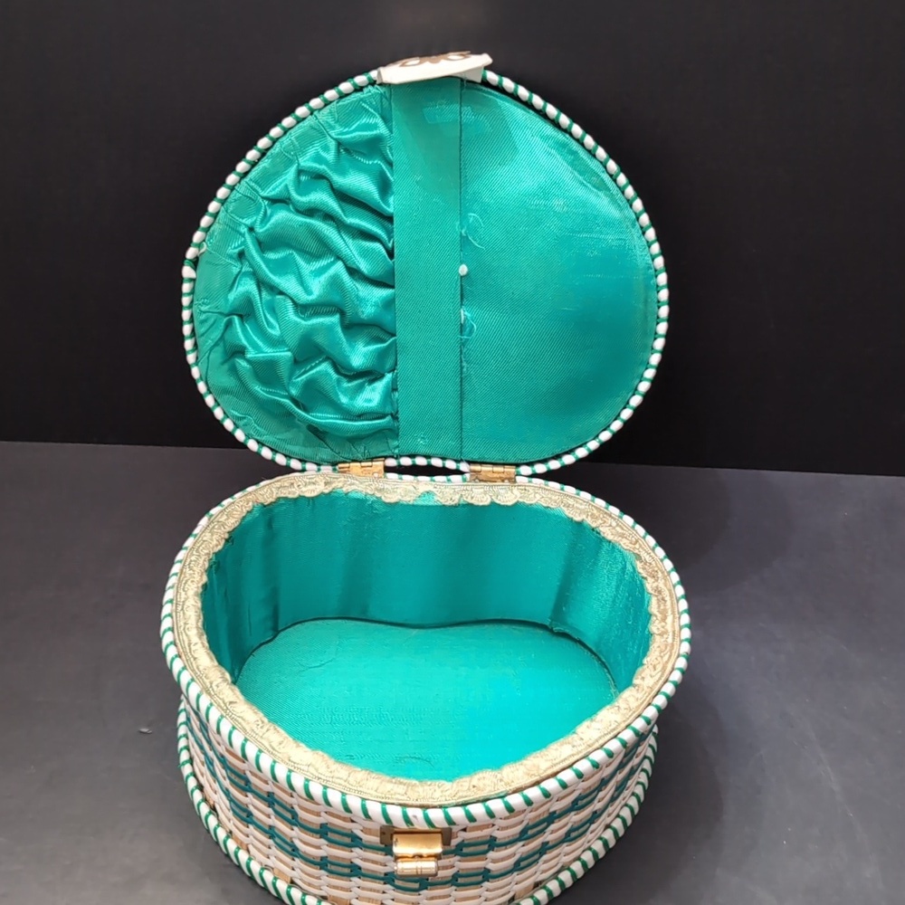 VGT, Heart shaped Woven/Wicker Green/White Sewing Basket. - Picture 7 of 12